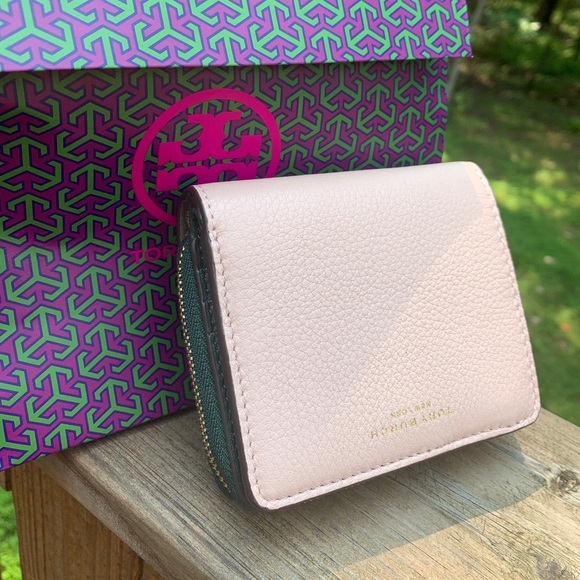Tory Burch Handbags - Authentic TORY BURCH Bifold Color block wallet🌸